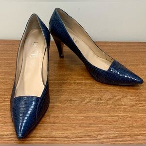“The Luxe” by J. Renee snakeskin navy pumps
